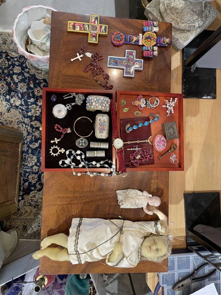 Lot de bibelots courants en céramique ou verre, lampes modernes, enfant Jésus e…