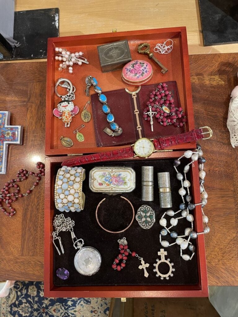 Lot de bibelots courants en céramique ou verre, lampes modernes, enfant Jésus e…