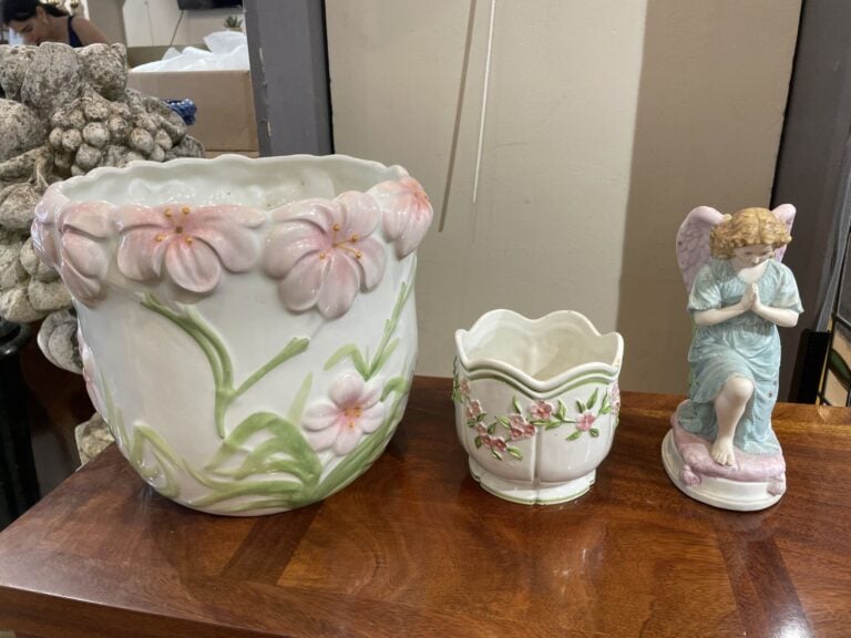 Lot de bibelots courants en céramique ou verre, lampes modernes, enfant Jésus e…