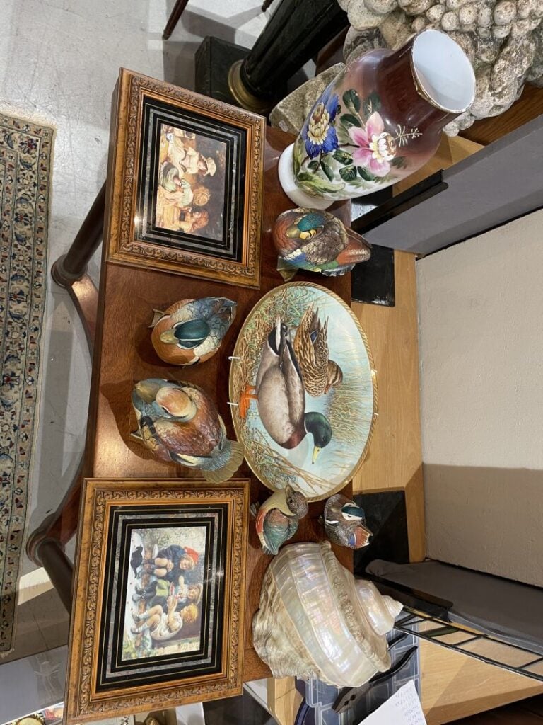 Lot de bibelots courants en céramiques ou verre, sujets canards, boite à bijoux…