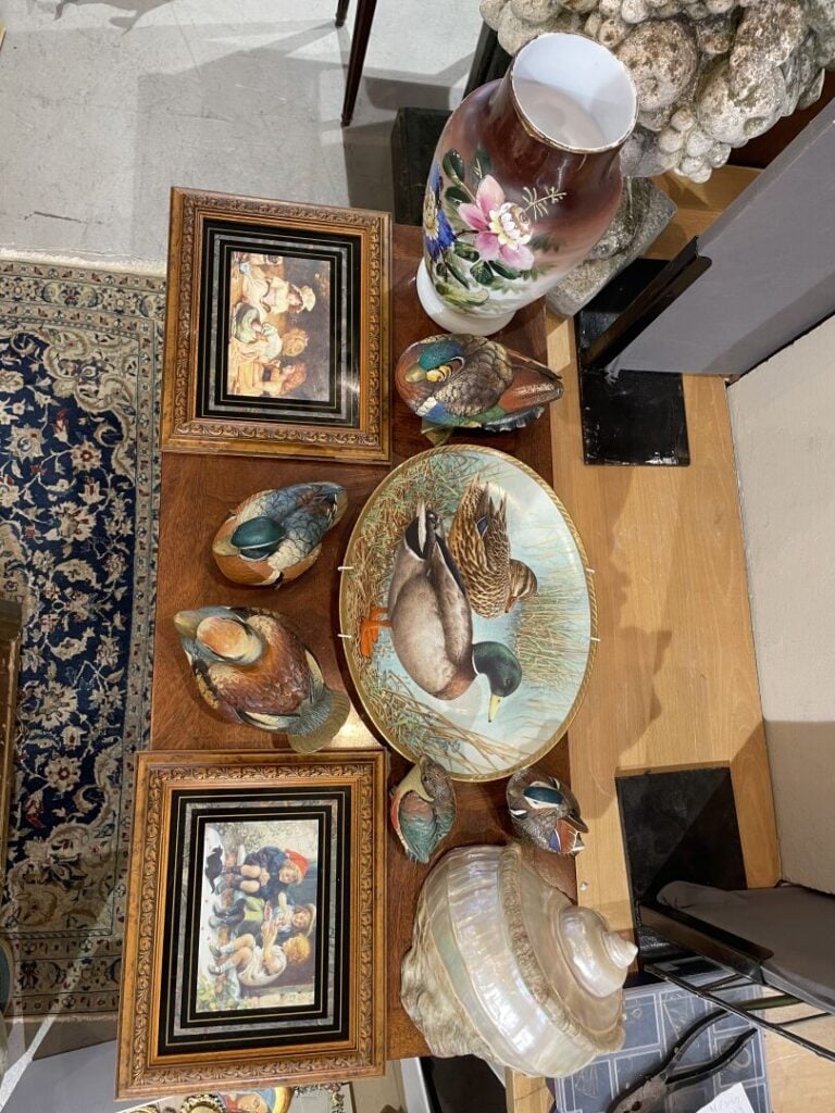 Lot de bibelots courants en céramiques ou verre, sujets canards, boite à bijoux…
