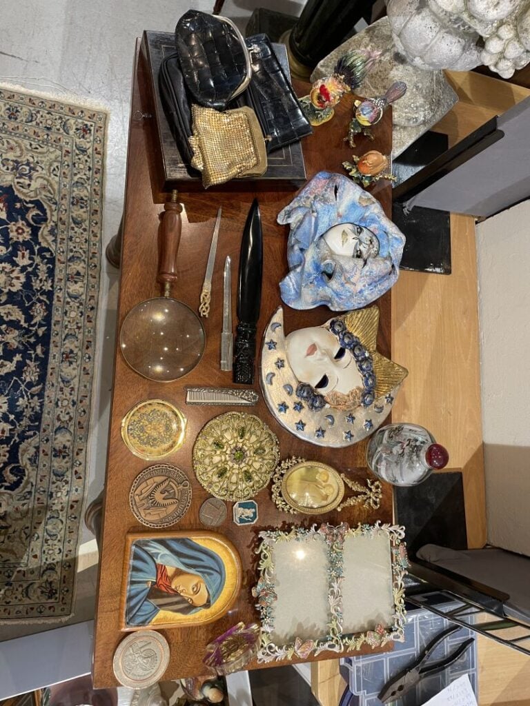Lot de bibelots courants en céramiques ou verre, sujets canards, boite à bijoux…
