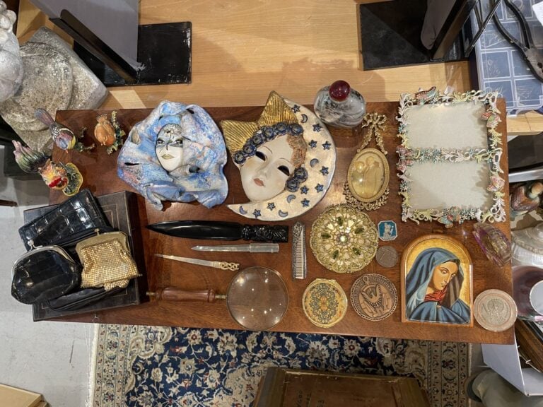 Lot de bibelots courants en céramiques ou verre, sujets canards, boite à bijoux…