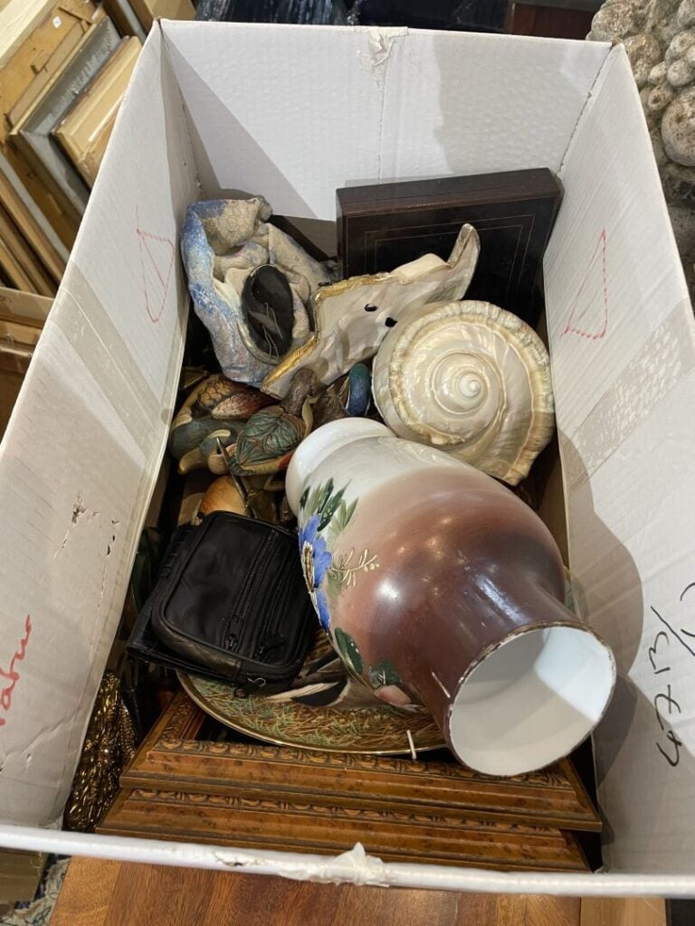 Lot de bibelots courants en céramiques ou verre, sujets canards, boite à bijoux…