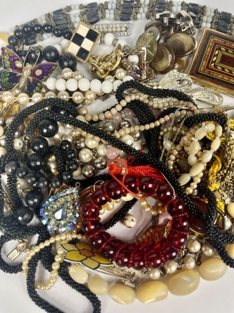 Lot de bijoux fantaisie comprenant chaines, collier de perles fantaisie, bracel…