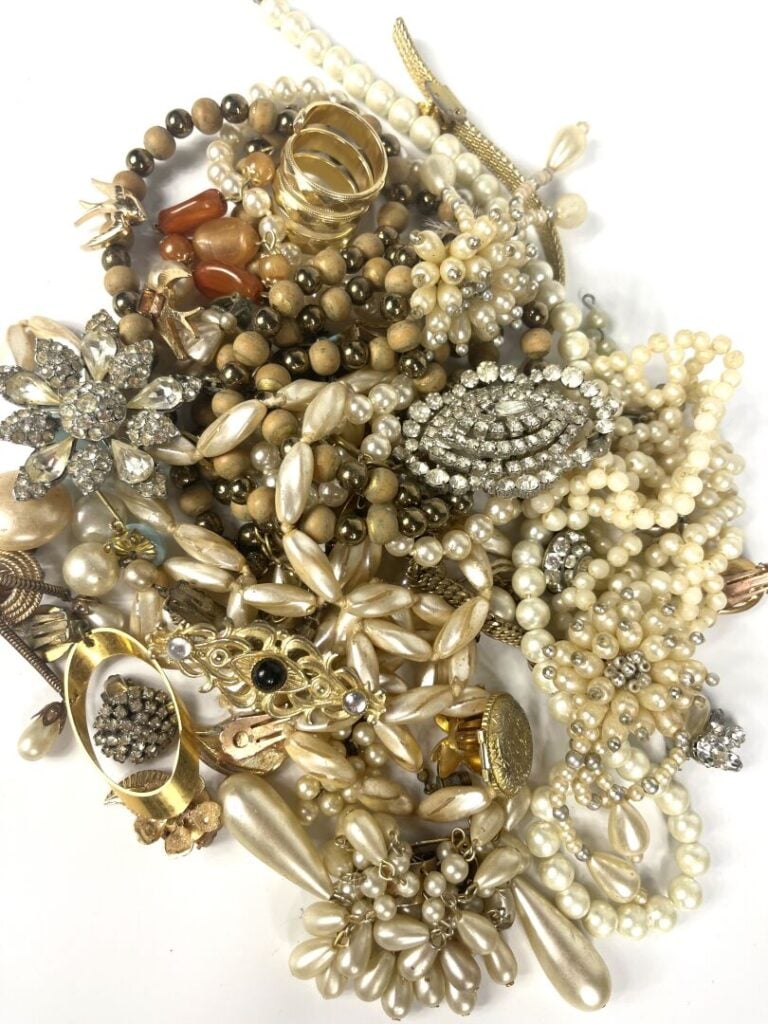 Lot de bijoux fantaisie comprenant collier de perles fantaisie, broche, clips d…