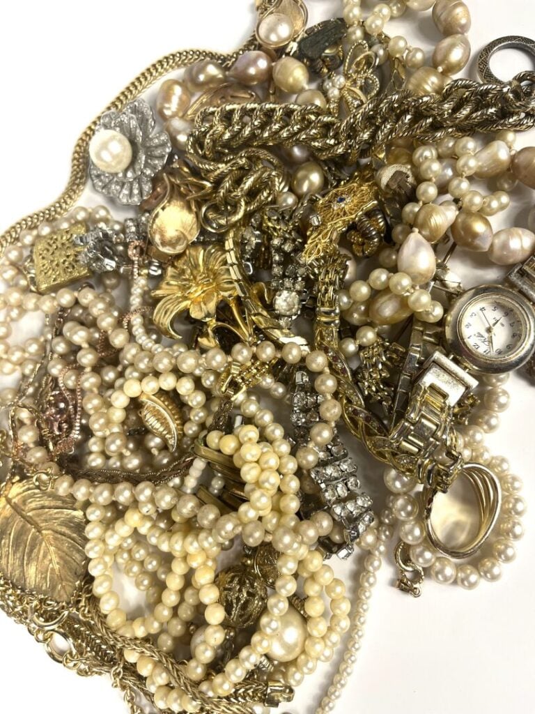Lot de bijoux fantaisie comprenant collier de perles fantaisie, clips d'oreille…