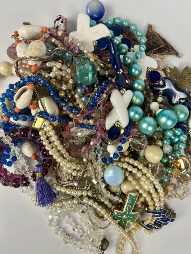 Lot de bijoux fantaisie comprenant colliers de perles fantaisies, de pierres de…