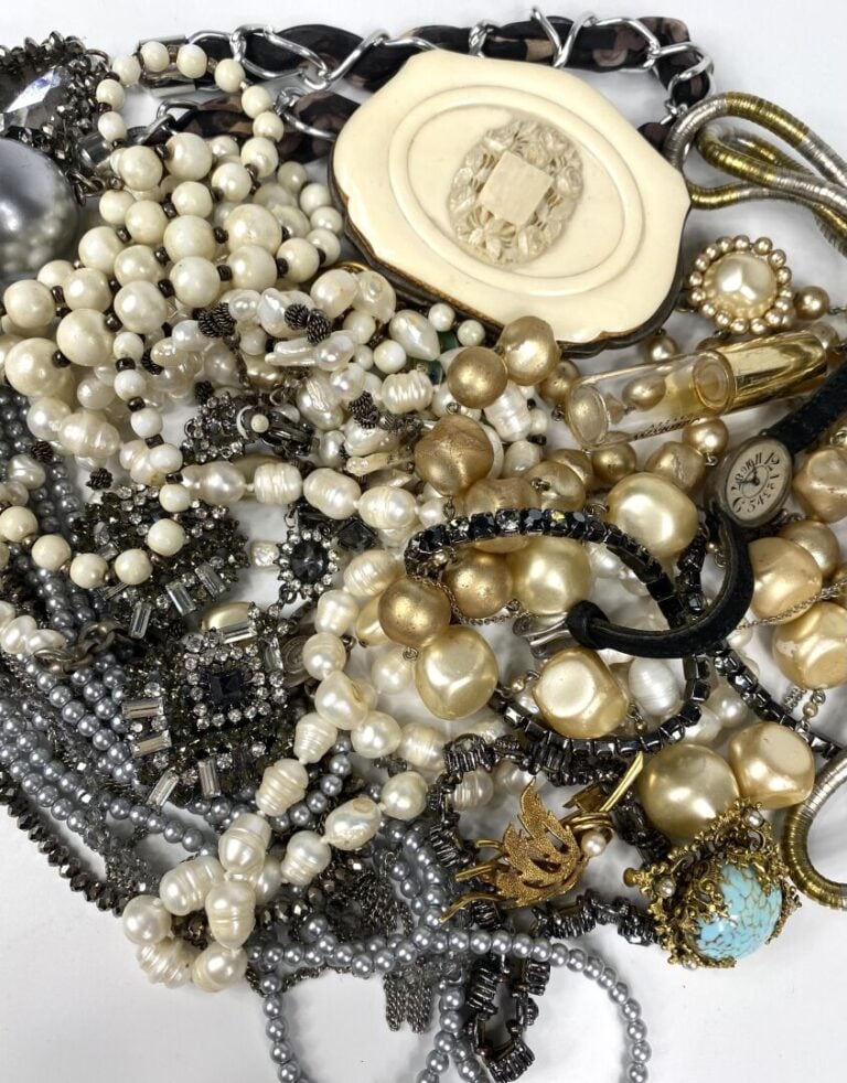 Lot de bijoux fantaisie comprenant des colliers de perles, boucle d'oreilles à…