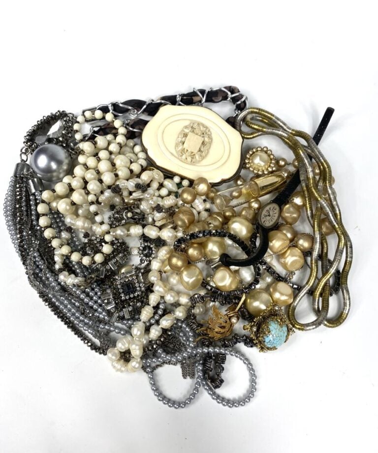 Lot de bijoux fantaisie comprenant des colliers de perles, boucle d'oreilles à…