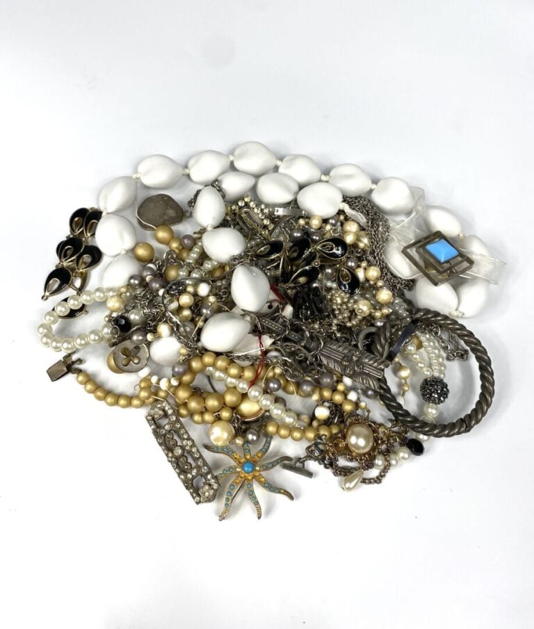 Lot de bijoux fantaisie comprenant des colliers de perles, boucles d'oreilles,…
