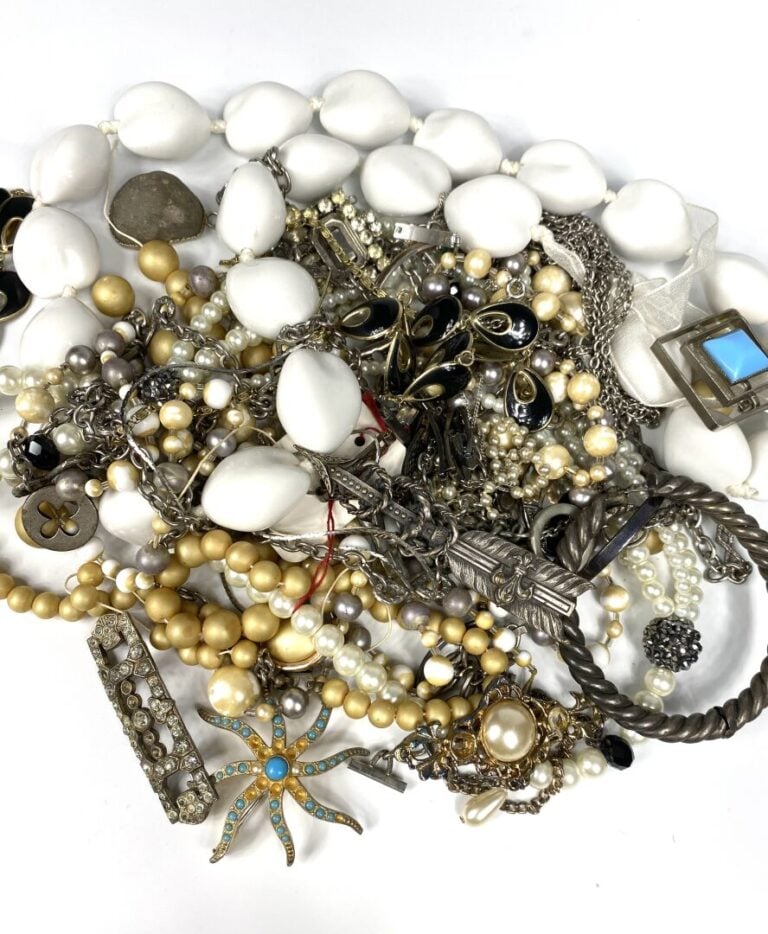 Lot de bijoux fantaisie comprenant des colliers de perles, boucles d'oreilles,…