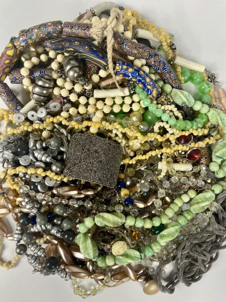 Lot de bijoux fantaisie comprenant des colliers de perles fantaisie, de billes…