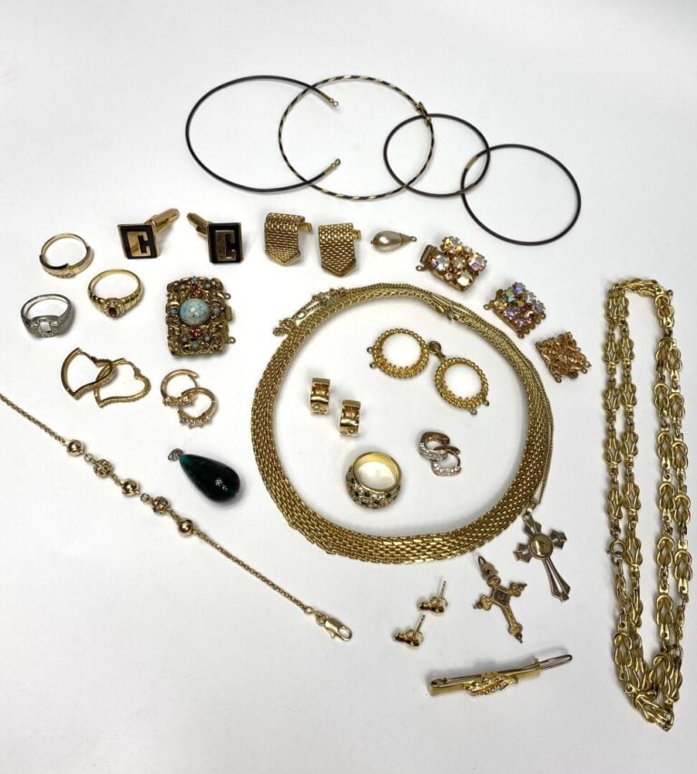 Lot de bijoux fantaisie comprenant des colliers dorés, bagues, fermoirs ornés d…