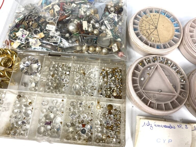 Lot de bijoux fantaisie comprenant divers fermoirs, boutons de manchette dépare…