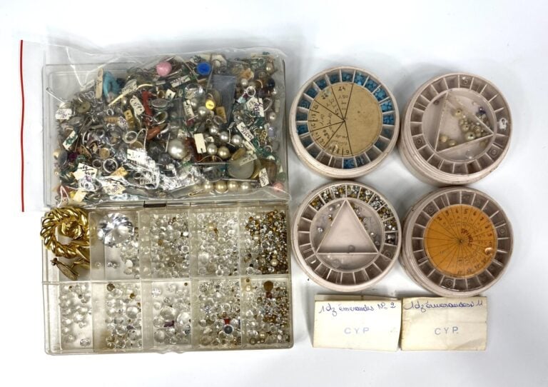 Lot de bijoux fantaisie comprenant divers fermoirs, boutons de manchette dépare…