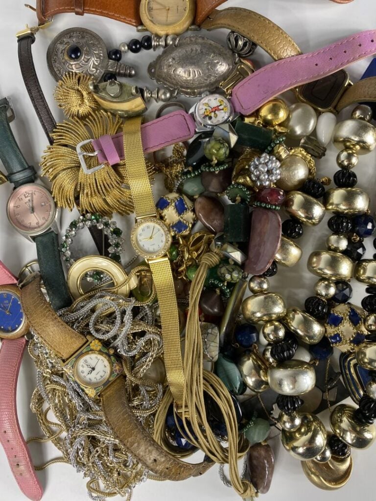 Lot de bijoux fantaisie divers en métal dont colliers, broches, clips d'oreille…