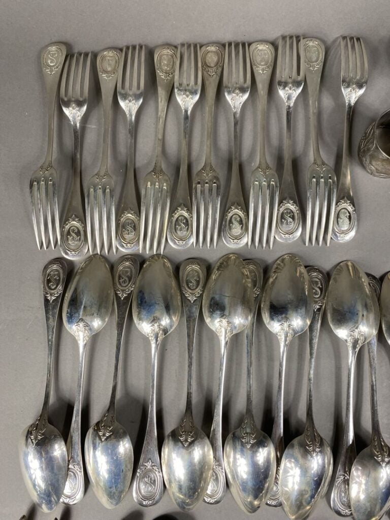 Lot de couverts et ronds de serviette en argent (925) et argent fourré comprena…