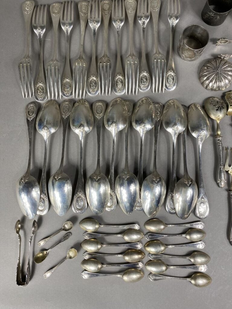 Lot de couverts et ronds de serviette en argent (925) et argent fourré comprena…