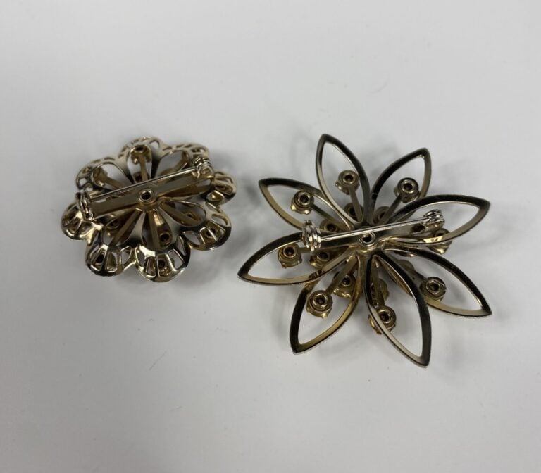 Lot de deux broches en métal argenté, l'une en forme de fleur et l'autre de ros…