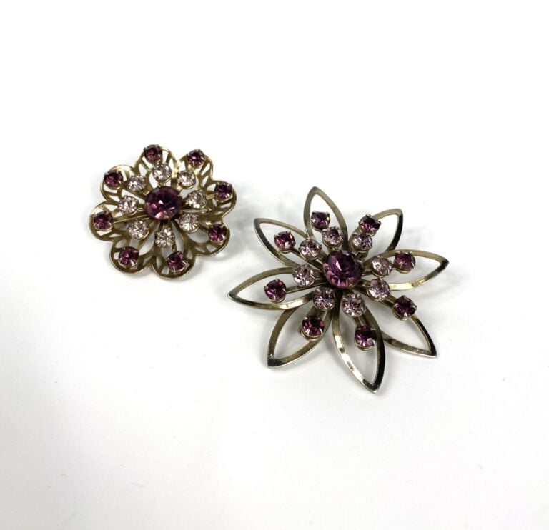 Lot de deux broches en métal argenté, l'une en forme de fleur et l'autre de ros…