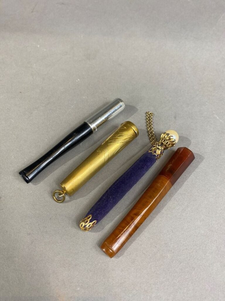 Lot de fume-cigarettes, billet doux et stylo
