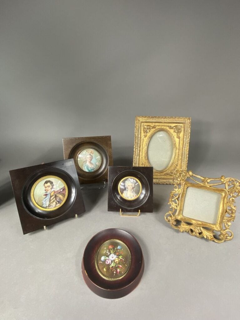 Lot de miniatures rondes ornées de portraits dans le goût du XVIIIe, médaillon…