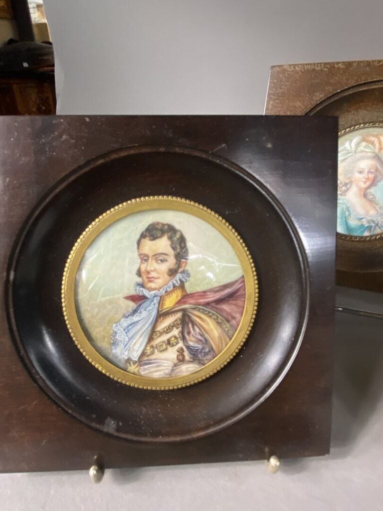 Lot de miniatures rondes ornées de portraits dans le goût du XVIIIe, médaillon…
