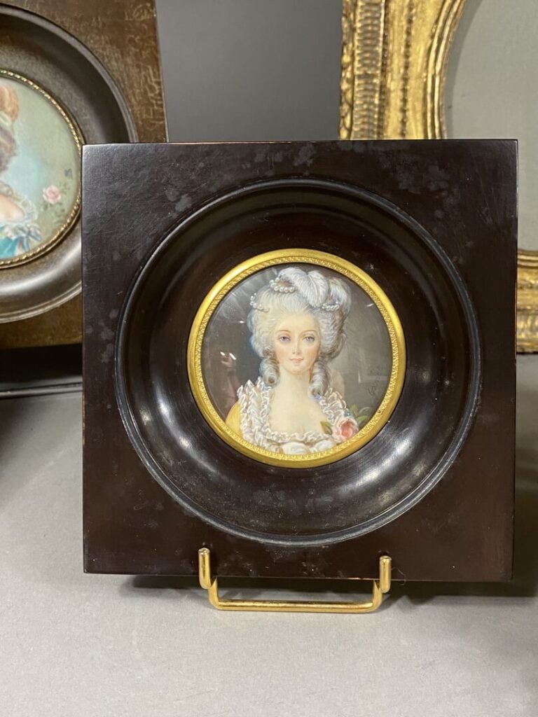 Lot de miniatures rondes ornées de portraits dans le goût du XVIIIe, médaillon…