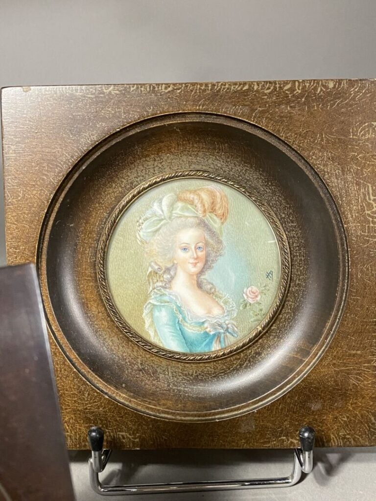 Lot de miniatures rondes ornées de portraits dans le goût du XVIIIe, médaillon…
