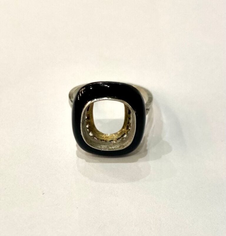 Lot en or (750 ‰) comprenant : - - Monture de bague en or blanc et onyx. Poids…