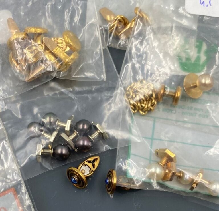 Lot en or (750 ‰) comprenant : - - Paire de boutons de col en or jaune tressé c…