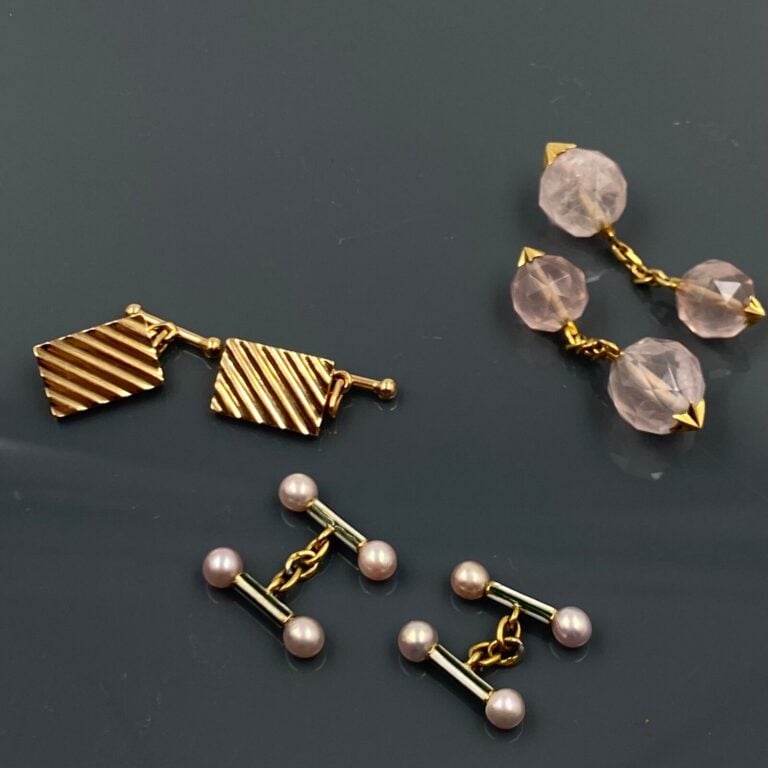 Lot en or (750 ‰) comprenant : - - Paire de boutons de manchettes barrettes éma…