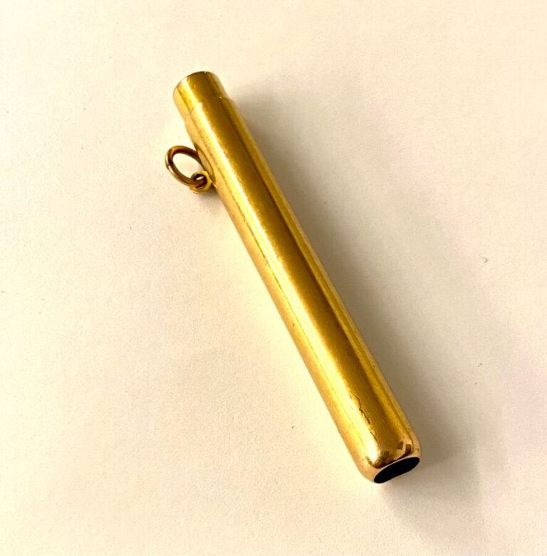 Lot en or jaune comprenant : - - Porte-mine en or jaune (585 ‰). Poids brut : 1…