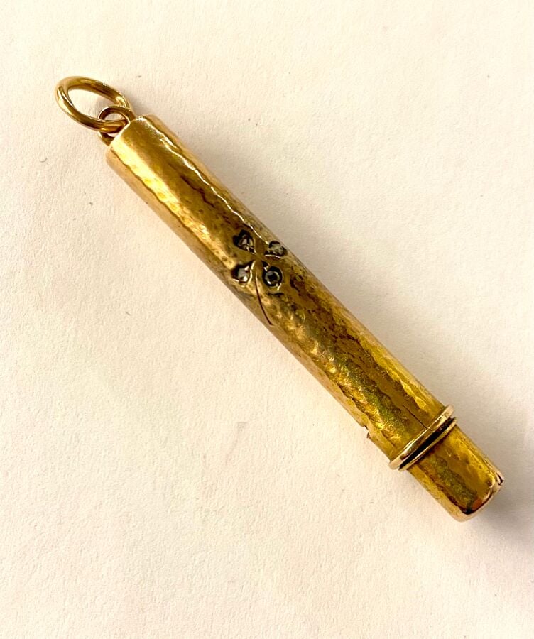 Lot en or jaune comprenant : - - Porte-mine en or jaune (585 ‰). Poids brut : 1…