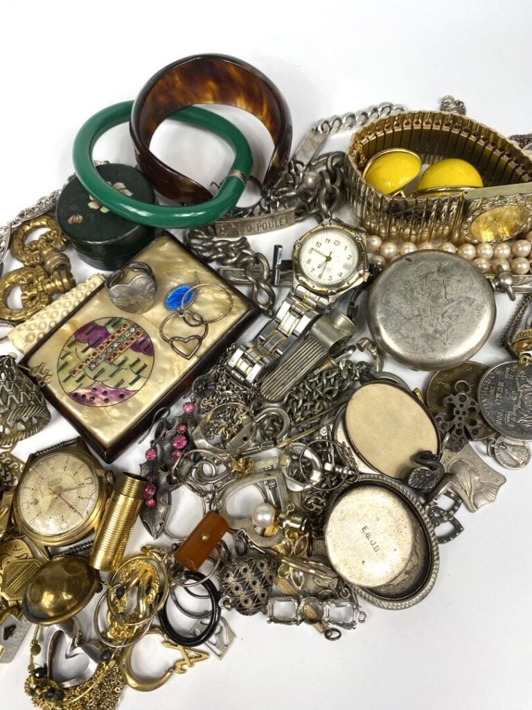 Lots de bijoux fantaisie comprenant montres, pendentifs, bague, chaines, penden…