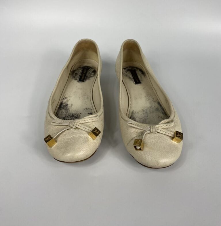 LOUIS VUITTON - Ballerines en cuir embossé écru aux sigles de la maison, pampil…