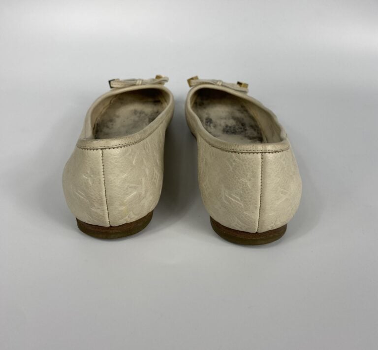 LOUIS VUITTON - Ballerines en cuir embossé écru aux sigles de la maison, pampil…