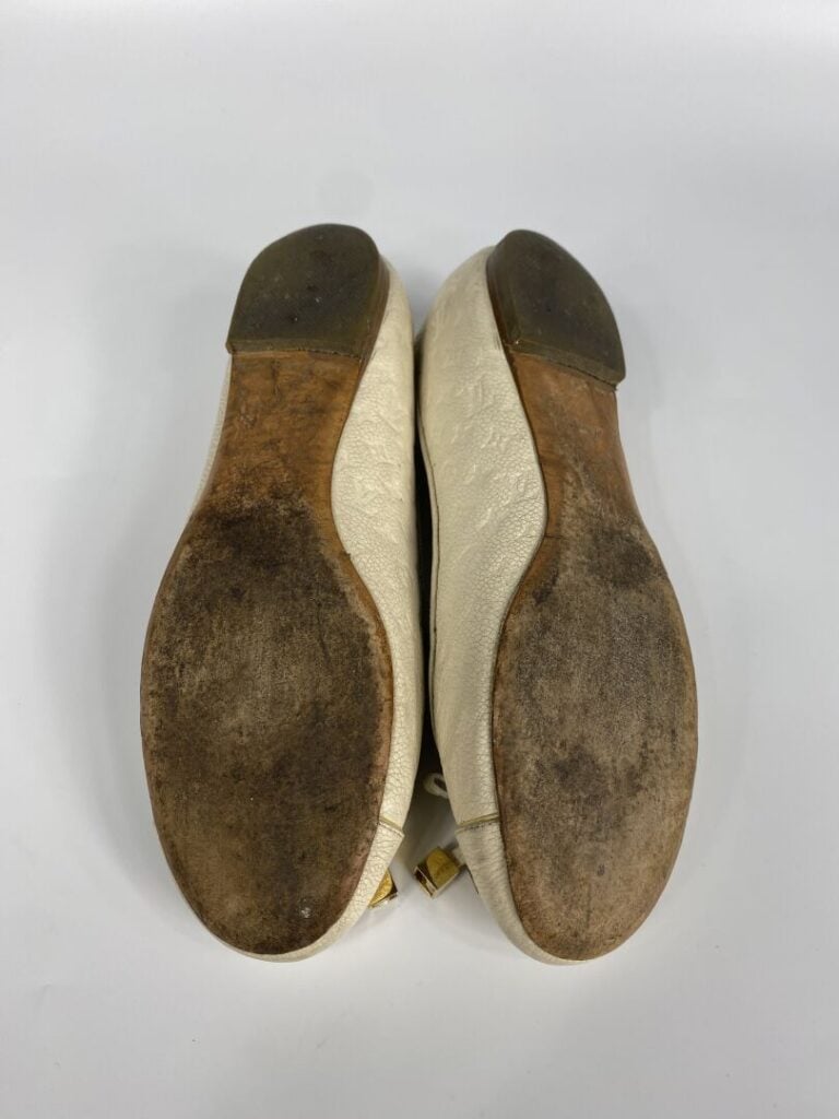 LOUIS VUITTON - Ballerines en cuir embossé écru aux sigles de la maison, pampil…