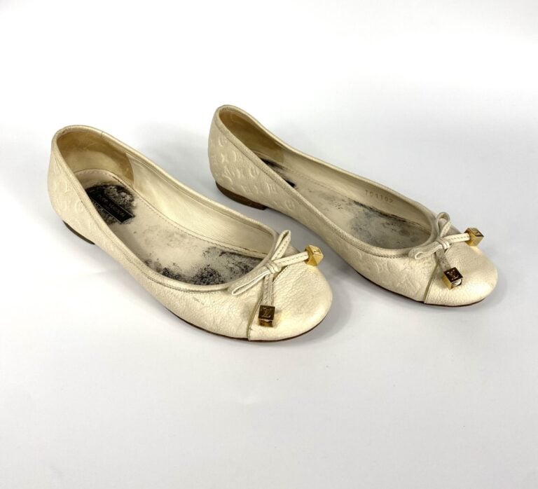 LOUIS VUITTON - Ballerines en cuir embossé écru aux sigles de la maison, pampil…