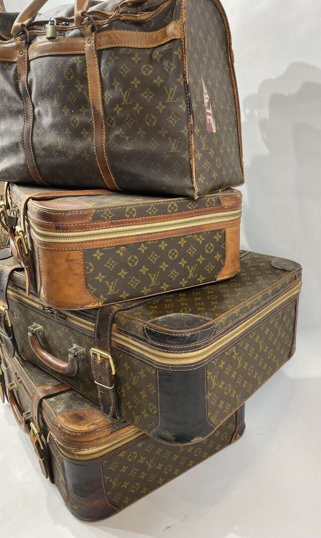 LOUIS VUITTON - Ensemble de bagages en toile Monogram et cuir naturel comprenan…
