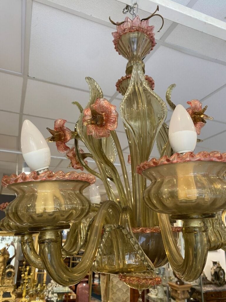 Lustre en verre de Murano fumé et filets roses à six bras de lumière
