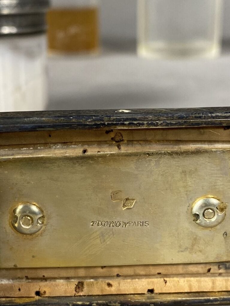 MAISON TOURON - Garniture de toilette en argent (925) et verre comprenant 5 fla…