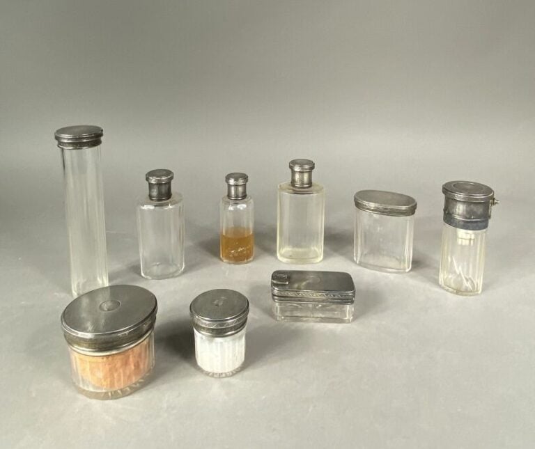 MAISON TOURON - Garniture de toilette en argent (925) et verre comprenant 5 fla…
