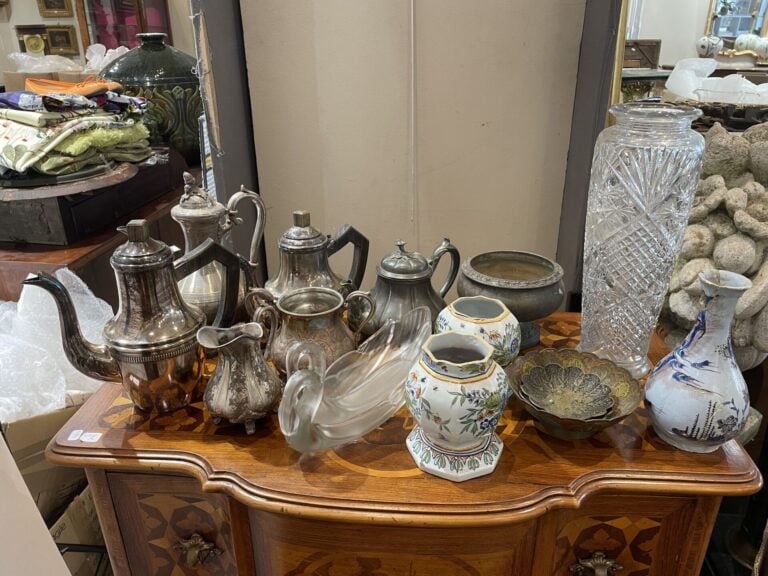 Mannette de bibelots divers comprenant vide poche floral, vases en étain, théiè…