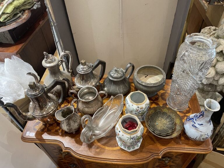Mannette de bibelots divers comprenant vide poche floral, vases en étain, théiè…