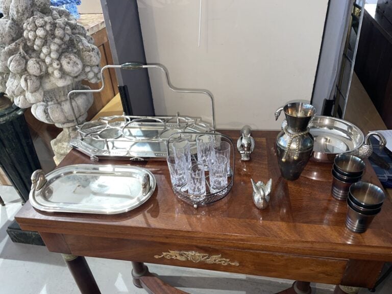 Mannette de métal argenté comprenant un service à liqueur en cristal de Sèvres,…