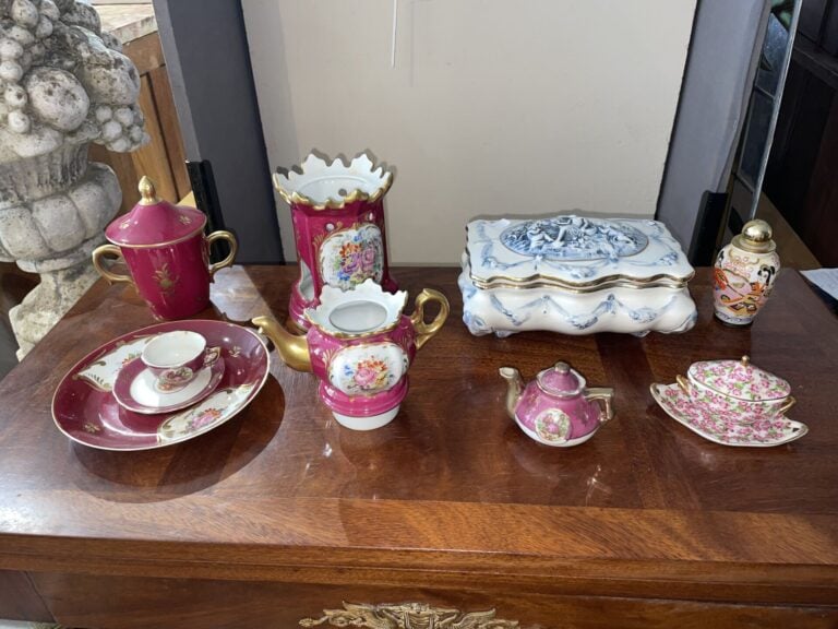 Mannette de porcelaine comprenant une tisanière, une tasse à chocolat à décor f…