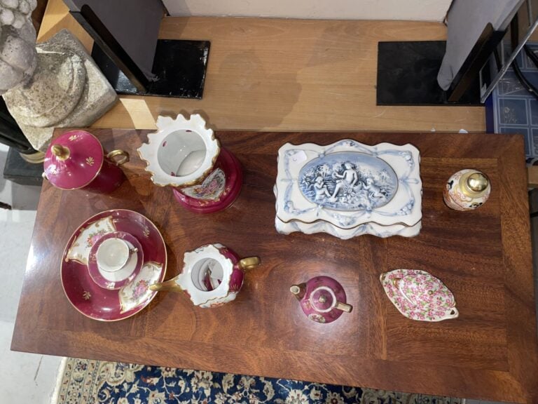 Mannette de porcelaine comprenant une tisanière, une tasse à chocolat à décor f…