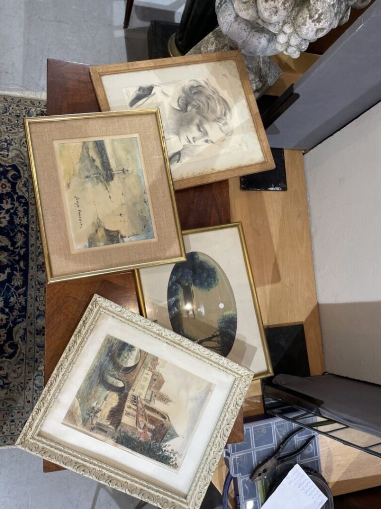 Mannette de tableaux, pièces encadrées diverses comprenant une vue de port de G…